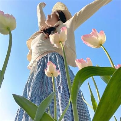 坐推土机的少女